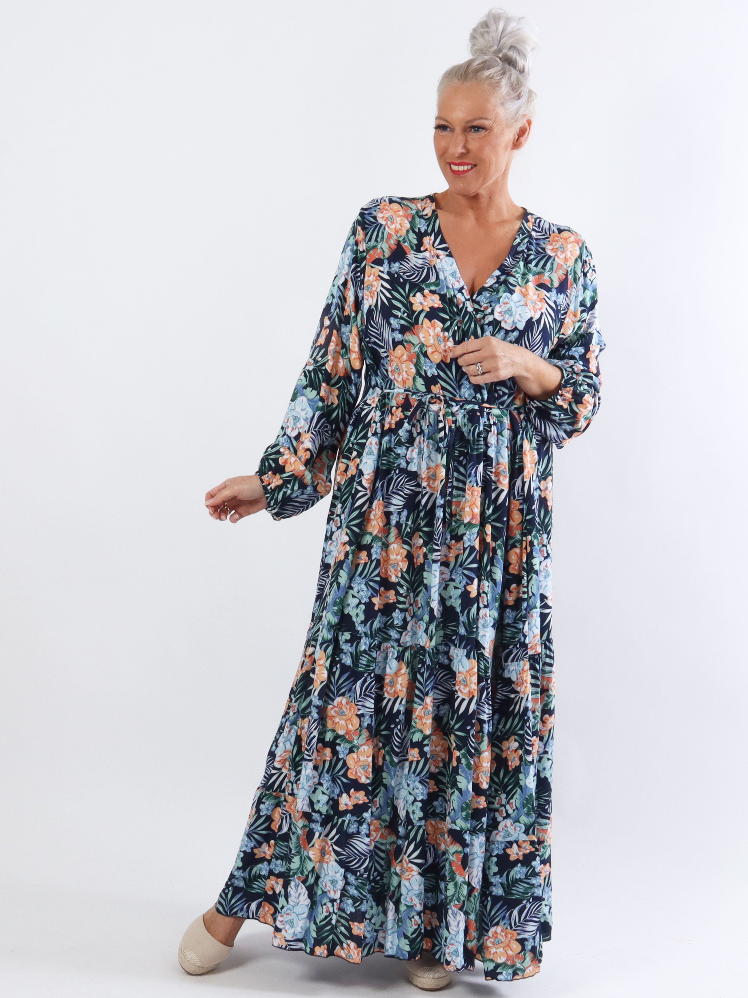 Alasca lydia - Plus size kjole i blødt stof med palmeblade og blomster